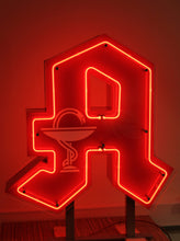 Lade das Bild in den Galerie-Viewer, Apotheken "A", Standversion, einseitig, Profil 1, Neonausleuchtung, 600 x 600 x 100/ 120 mm
