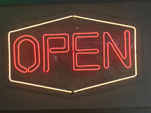 Lade das Bild in den Galerie-Viewer, &quot;OPEN&quot; LED Signs/ USA, als einseitge Wand-/ Hängeversion aus &quot;Neon-Flex&quot;, ~ 840 x 520 x 20 mm
