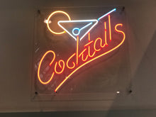 Lade das Bild in den Galerie-Viewer, &quot;Cocktails&quot; LED Signs/ USA, als einseitge Wand-/ Hängeversion aus &quot;Neon-Flex&quot;, 520 x 520 x 20 mm
